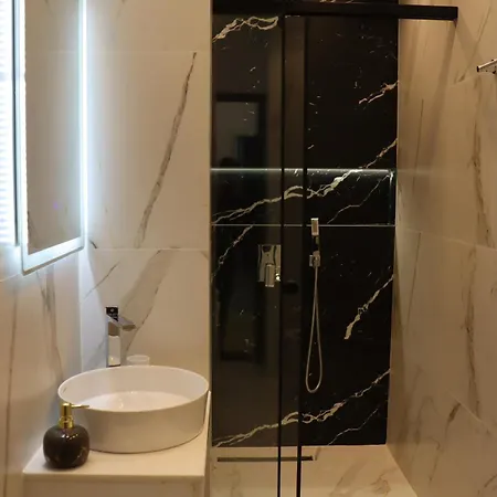 Апартаменты Lakeside Comfort - Self Check-in Тирана